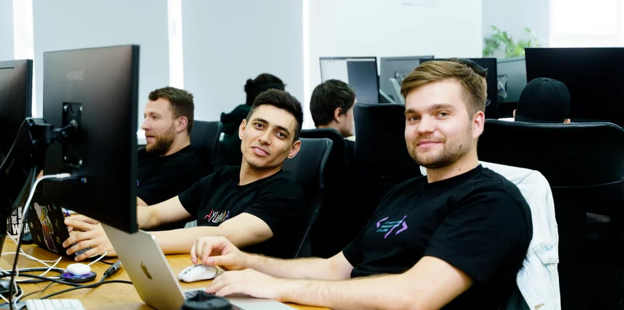 Команда Эльбрус во время работы за компьютерами